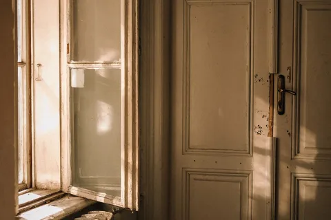 Fenêtre et radiateur dans un intérieur ancien