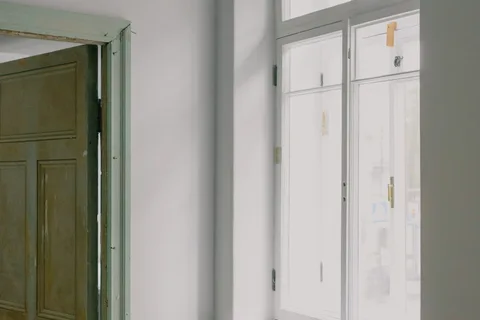 Fenêtre et radiateur blanc dans un logement