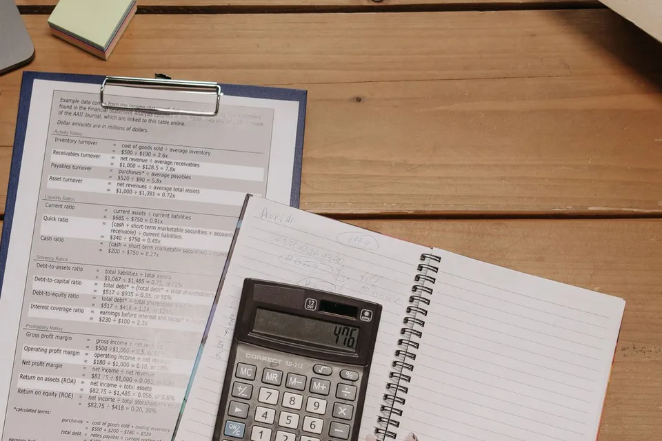 Documents de calcul et calculatrice vus du dessus