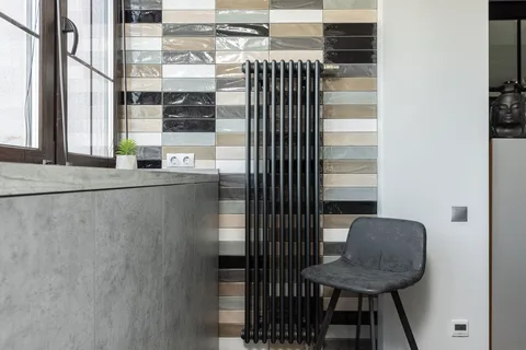 Radiateur vertical mural dans un intérieur aménagé